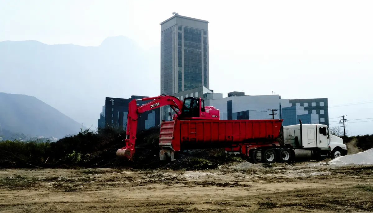 Maquinaria de CLYCSA en la excavación de la Torre Avalanz en Monterrey