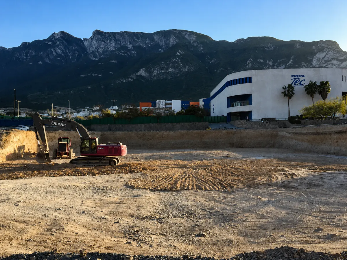 Excavación Prepa TEC, obra de CLYCSA